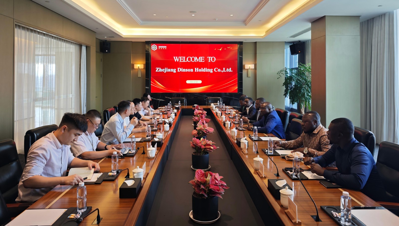 津巴布韦工商部部长和财经部副部长到访鼎森控股