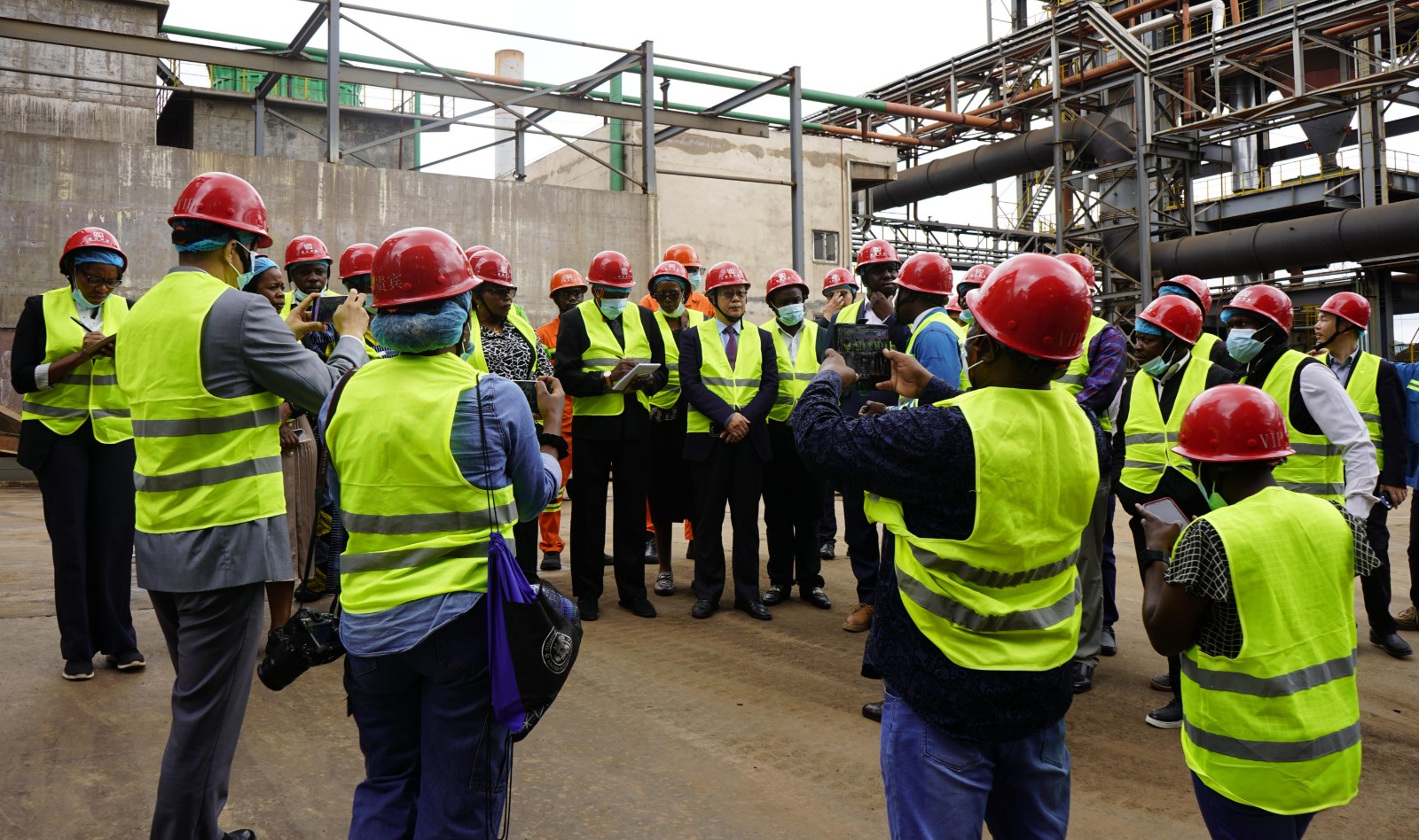 中国驻津巴布韦大使周鼎与津政府考察团共访鼎森钢铁